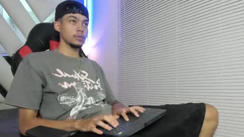 Snapshot of thiago_preston chatting on May 17, 7:32 pm Thiago online show from May 17, 7:32 pm
