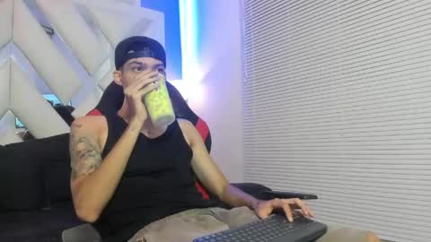 Snapshot of thiago_preston chatting on May 19, 7:31 pm Thiago online show from May 19, 7:31 pm