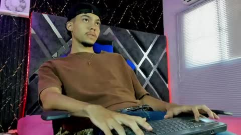 Snapshot of thiago_preston chatting on May 20, 7:53 pm Thiago online show from May 20, 7:53 pm