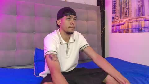 Snapshot of thiago_preston chatting on May 24, 7:41 pm Thiago online show from May 24, 7:41 pm