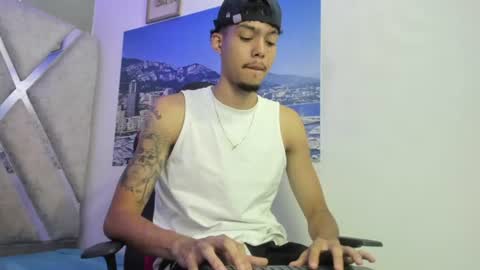 Snapshot of thiago_preston chatting on June 24, 7:46 pm Thiago online show from June 24, 7:46 pm