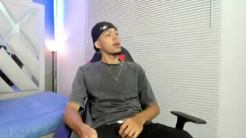 Snapshot of thiago_preston chatting on June 30, 7:37 pm Thiago online show from June 30, 7:37 pm