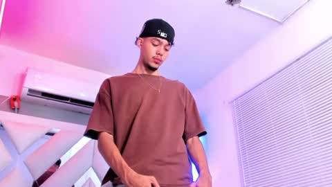 Snapshot of thiago_preston chatting on July 11, 7:27 pm Thiago online show from July 11, 7:27 pm