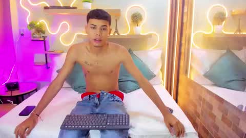 T H I A G O  online show from October 19, 1:23 pm