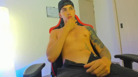 Snapshot of thomas_foxx chatting on April 10, 5:12 am thomas_foxx online show from April 10, 5:12 am