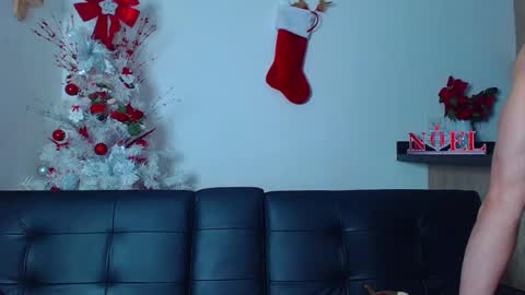 Snapshot of thomashoward31 chatting on December 20, 10:33 am Thomas online show from December 20, 10:33 am