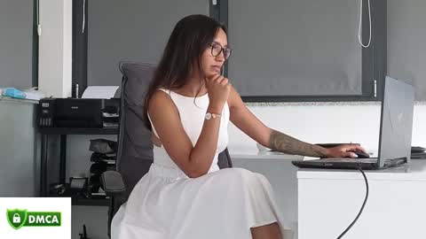 tia_j online show from June 7, 9:02 am