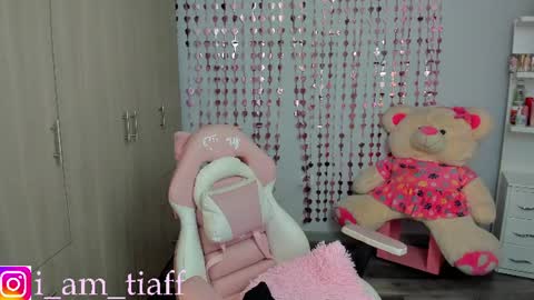 Snapshot of tifany_tay2 chatting on June 22, 11:13 pm hey am julietha online show from June 22, 11:13 pm