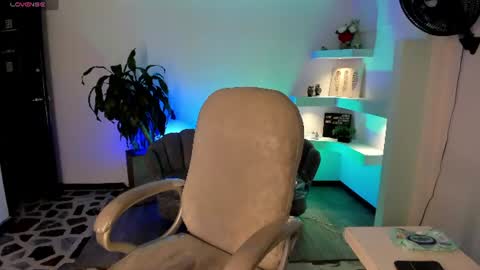 Snapshot of tifanywhite1_ chatting on July 25, 4:32 am online show from July 25, 4:32 am