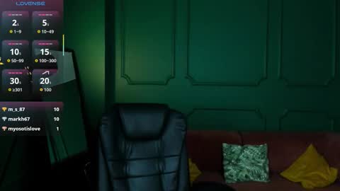 tina_tayllor__ online show from March 11, 6:25 pm