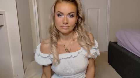 tinkerbell822 online show from March 12, 9:15 am