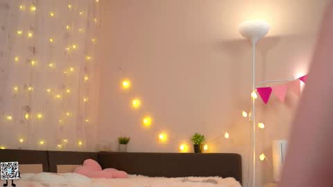 Snapshot of tiny_miracle chatting on December 2, 5:04 pm Lyssa online show from December 2, 5:04 pm