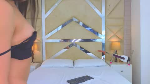 Tiphani Walker online show from December 5, 2:42 am