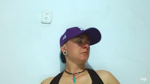 Snapshot of tomboyblue chatting on January 19, 11:00 pm Blue online show from January 19, 11:00 pm