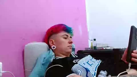 Snapshot of tomboyblue chatting on September 19, 10:43 pm Blue online show from September 19, 10:43 pm