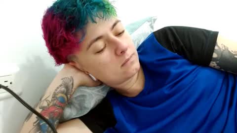 Snapshot of tomboyblue chatting on October 31, 5:25 pm Blue online show from October 31, 5:25 pm