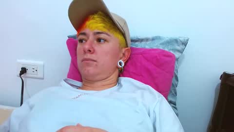 Snapshot of tomboyblue chatting on December 18, 8:37 pm Blue online show from December 18, 8:37 pm