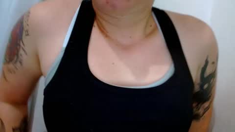 Snapshot of tomboyblue chatting on January 15, 10:24 pm Blue online show from January 15, 10:24 pm