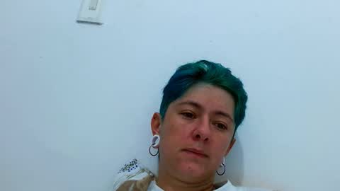 Snapshot of tomboyblue chatting on February 10, 9:52 pm Blue online show from February 10, 9:52 pm