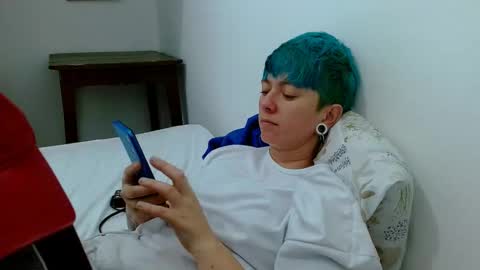 Snapshot of tomboyblue chatting on February 17, 2:52 am Blue online show from February 17, 2:52 am