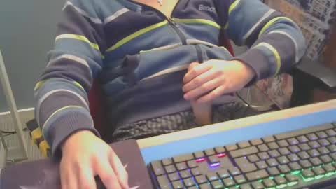 Snapshot of tomin3m chatting on December 4, 6:06 pm tomin3m online show from December 4, 6:06 pm