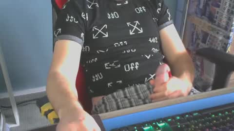 Snapshot of tomin3m chatting on December 8, 10:19 am tomin3m online show from December 8, 10:19 am