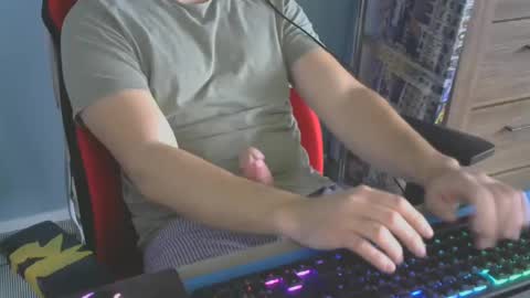 Snapshot of tomin3m chatting on December 28, 11:09 am tomin3m online show from December 28, 11:09 am