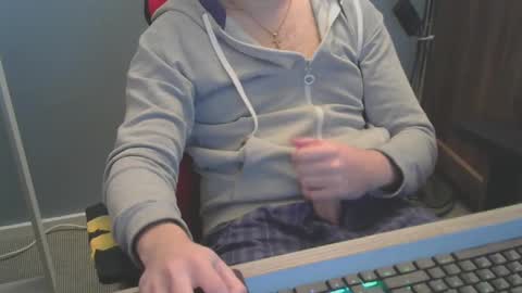 Snapshot of tomin3m chatting on February 22, 1:44 am tomin3m online show from February 22, 1:44 am