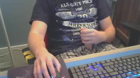 Snapshot of tomin3m chatting on February 23, 7:28 pm tomin3m online show from February 23, 7:28 pm