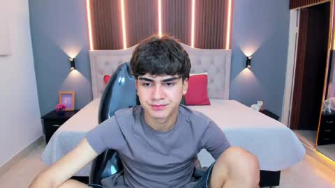 Snapshot of tommy18__ chatting on May 2, 3:33 am Tommy online show from May 2, 3:33 am