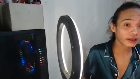 Amor  THUMBS-UP ME online show from February 6, 7:17 pm