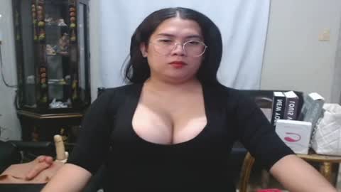 travelergirl online show from July 4, 9:10 pm