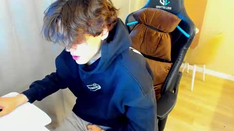 travisrivas online show from February 5, 1:05 pm