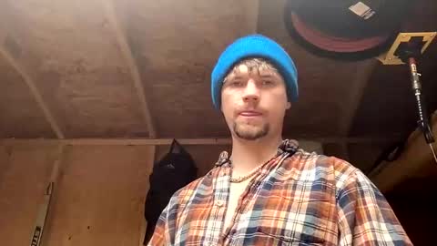 Snapshot of treeman817 chatting on February 1, 6:17 pm treeman817 online show from February 1, 6:17 pm