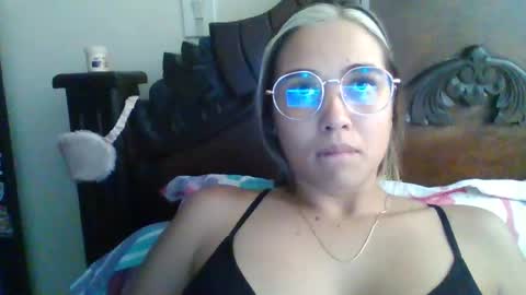 triana_bell online show from February 3, 8:03 pm