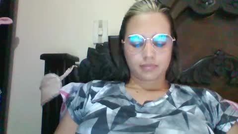 triana_bell online show from February 7, 10:09 pm