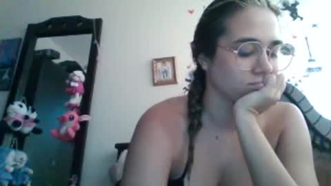 triana_bell online show from February 8, 6:01 pm