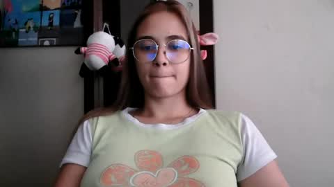 triana_bell online show from June 25, 4:44 pm