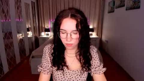 TriciaDaisy online show from July 14, 10:32 am