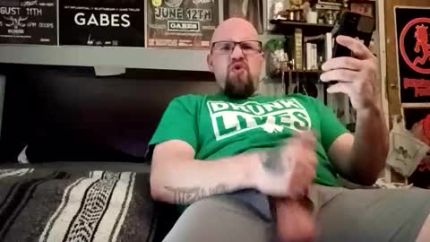 Snapshot of triller402 chatting on March 18, 12:47 am triller402 online show from March 18, 12:47 am