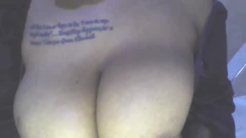 Snapshot of trinahluicy chatting on April 11, 8:18 am trinahluicy online show from April 11, 8:18 am