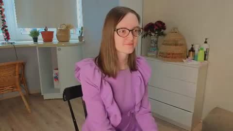 Snapshot of trishdelafontaine chatting on June 10, 4:34 am Viola online show from June 10, 4:34 am