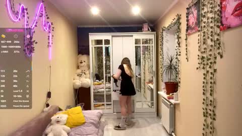 Snapshot of twandalazzar chatting on February 4, 4:24 pm Emily online show from February 4, 4:24 pm