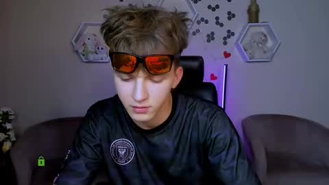 tyler_sparks_ online show from September 18, 7:38 pm