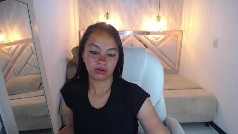 Snapshot of tylla_tk chatting on March 25, 5:35 am Tylla online show from March 25, 5:35 am