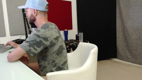 Tyrone Mattias online show from February 23, 1:02 am