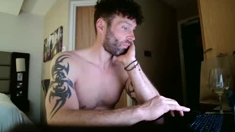 ukguyitsme online show from May 13, 6:38 pm