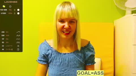 Snapshot of ultra_meow chatting on December 18, 12:49 am Roxy online show from December 18, 12:49 am