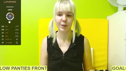 Snapshot of ultra_meow chatting on December 19, 11:34 pm Roxy online show from December 19, 11:34 pm