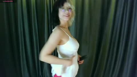 unforgettablehelen online show from May 19, 4:35 pm